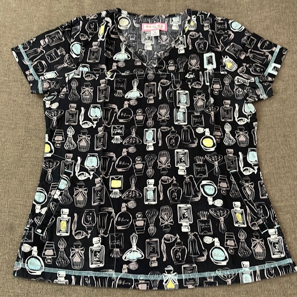 💰3 items for $25 🏷 Koi by Kathy Peterson Perfume Bottles Scrub Top sz Small - Picture 1 of 9